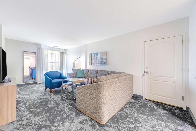 One-Bedroom Suite with Spa Bath image 3