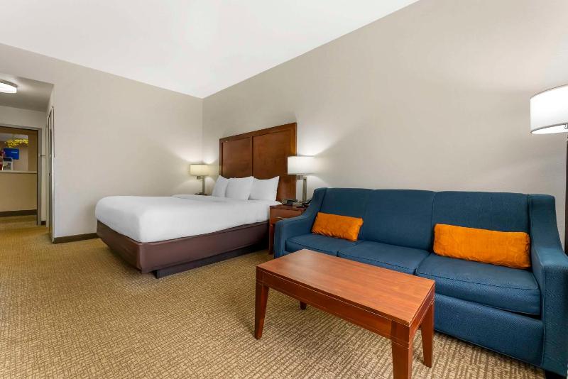 King Suite - Non-Smoking image 4