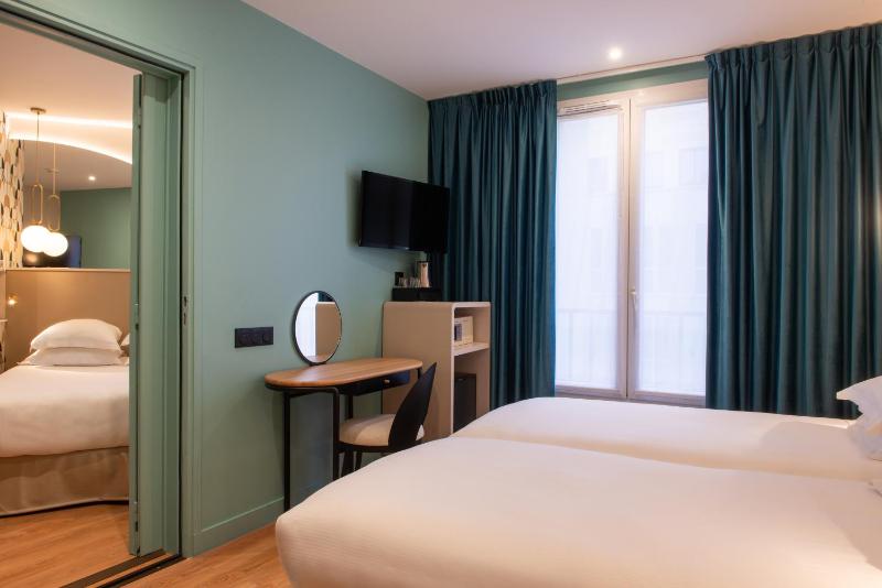 Family Room (4 Adults) image 4