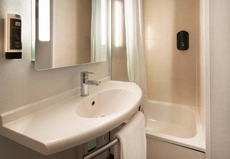Twin Room - Non-Smoking image 4