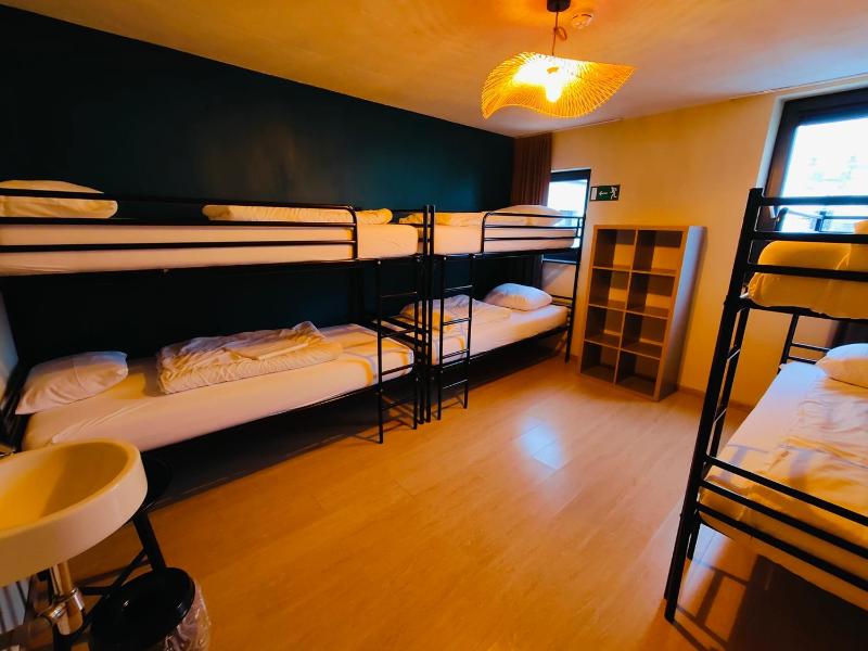 Bed in 6-Bed Mixed Dormitory Room image 1