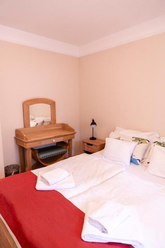 Family Room with Garden View image 2