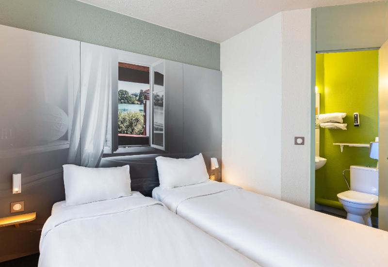 Twin Room image 1