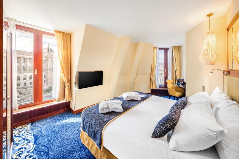 Executive Double Room with City View image 1