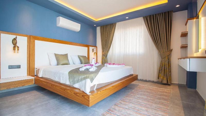 Luxury Apartment with Private Heated Pool - Wave Maker - image 20