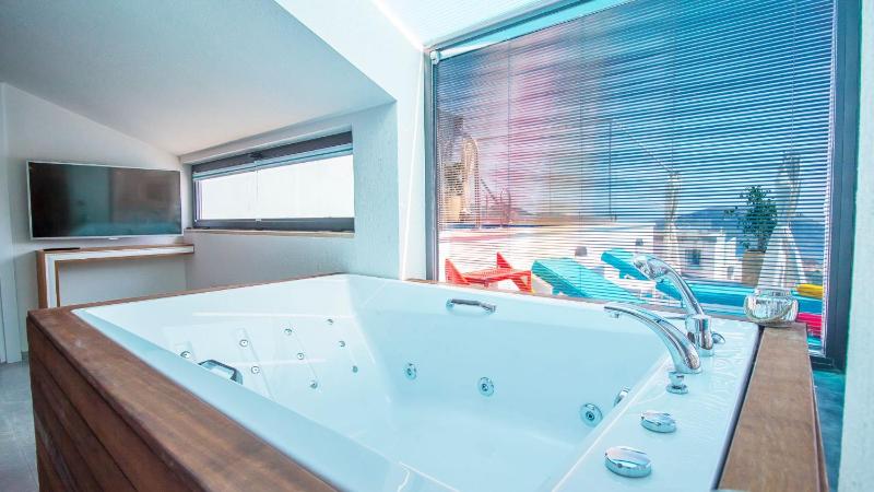 Luxury Apartment with Private Heated Pool - Wave Maker - image 27