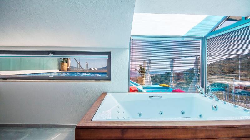 Luxury Apartment with Private Heated Pool - Wave Maker - image 11