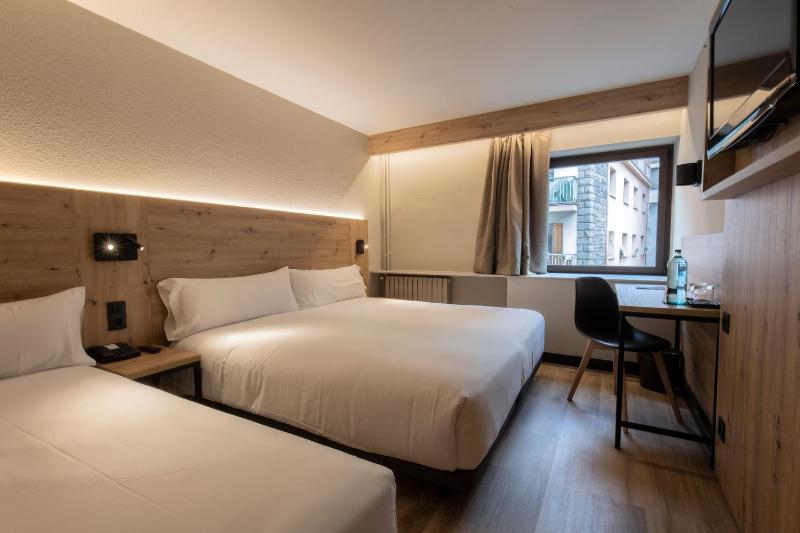 Triple Room (2 Adults + 1 Child) image 4