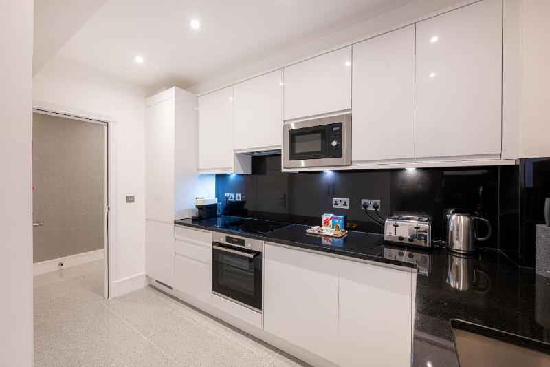 Two-Bedroom Deluxe Apartment image 3