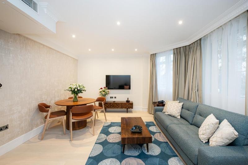 Two-Bedroom Deluxe Apartment image 4