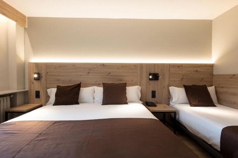 Triple Room (2 Adults + 1 Child) image 1