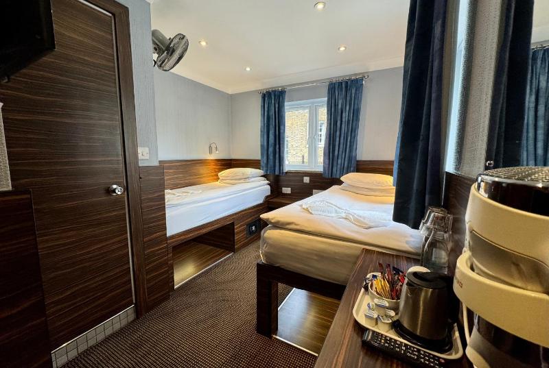 Twin Room image 1