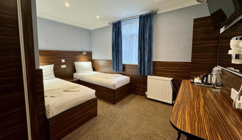 Twin Room image 4