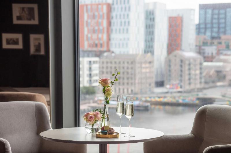 Junior Corner Suite with View image 4