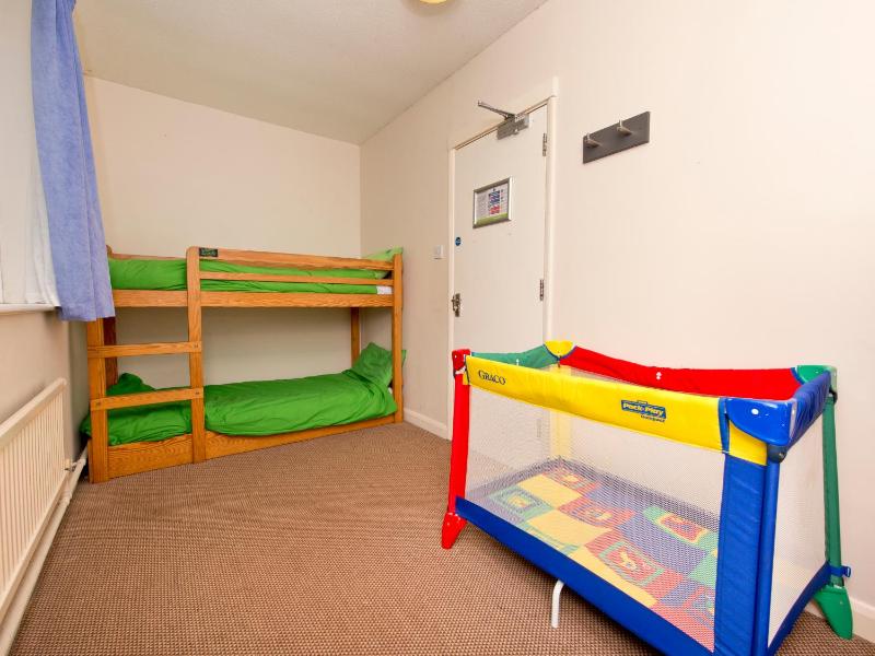 Twin Room with Shared Bathroom image 3