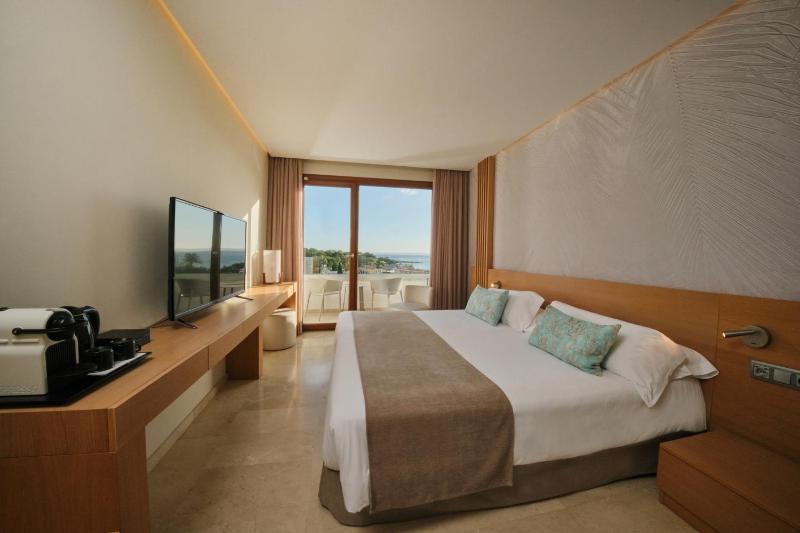 Superior Double or Twin Room with Partial Sea View image 4