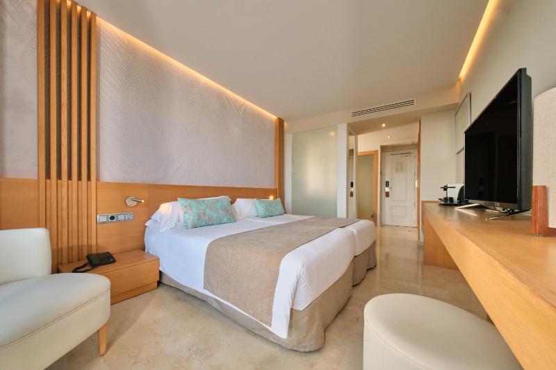 Superior Double or Twin Room with Partial Sea View image 3