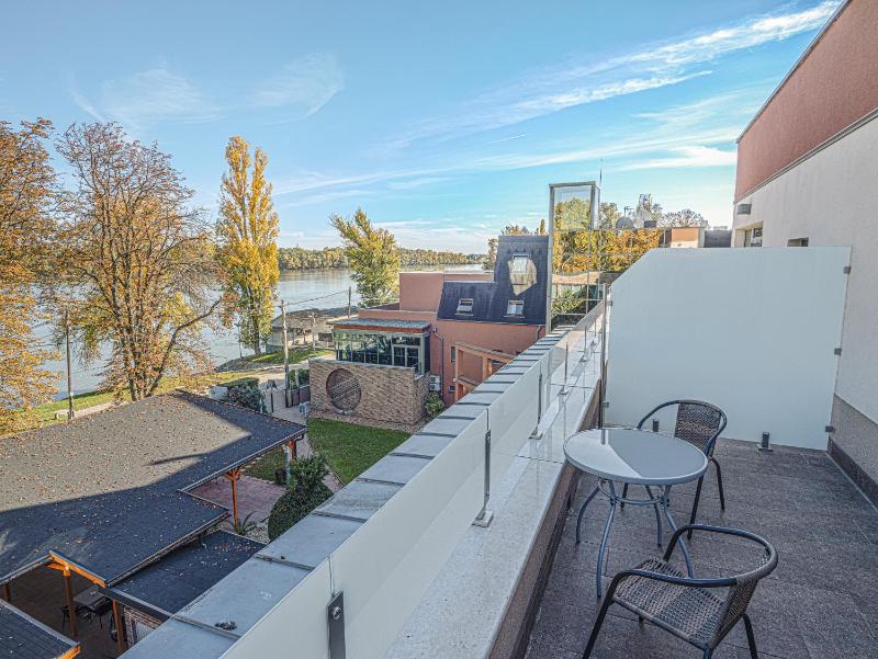 Superior Queen Room with Two Queen Beds image 2