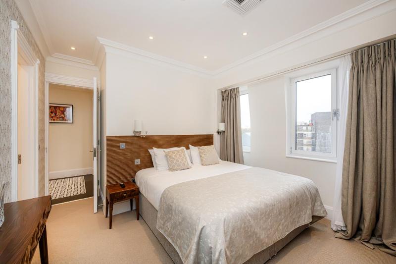 Four-Bedroom Penthouse Apartment image 4