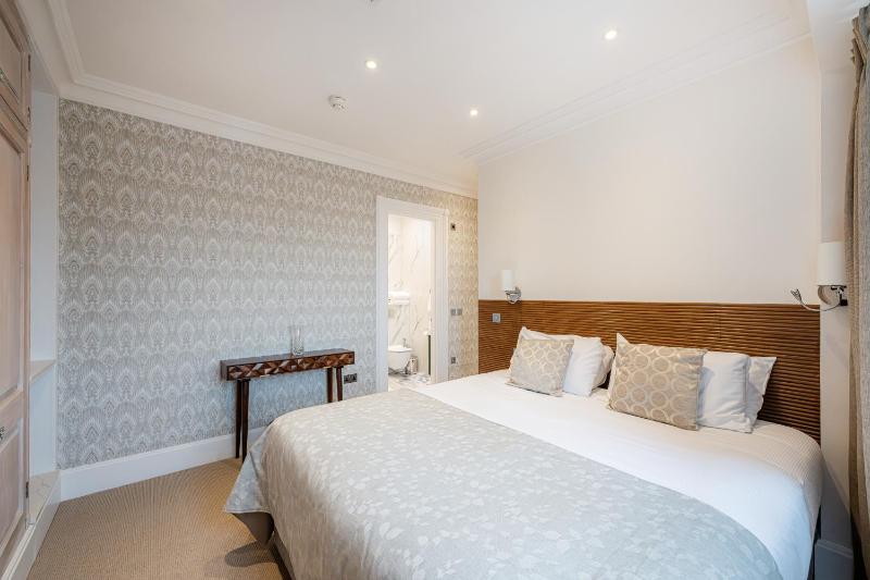 Four-Bedroom Penthouse Apartment image 3