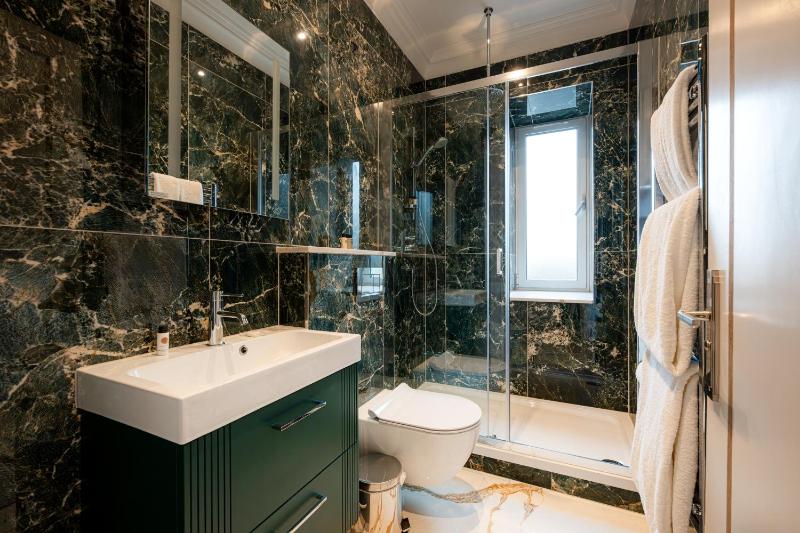 Four-Bedroom Penthouse Apartment image 2