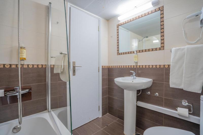 Double or Twin Room image 2