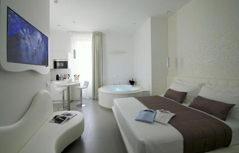 Studio with Spa Bath image 3