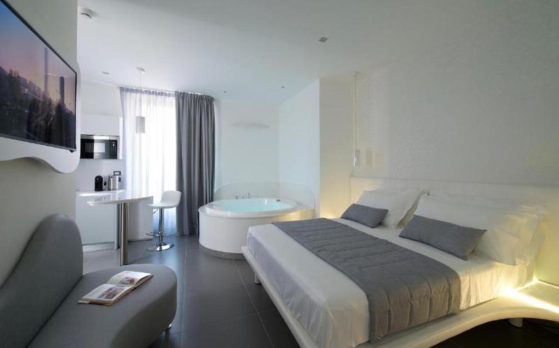 Studio with Spa Bath image 1