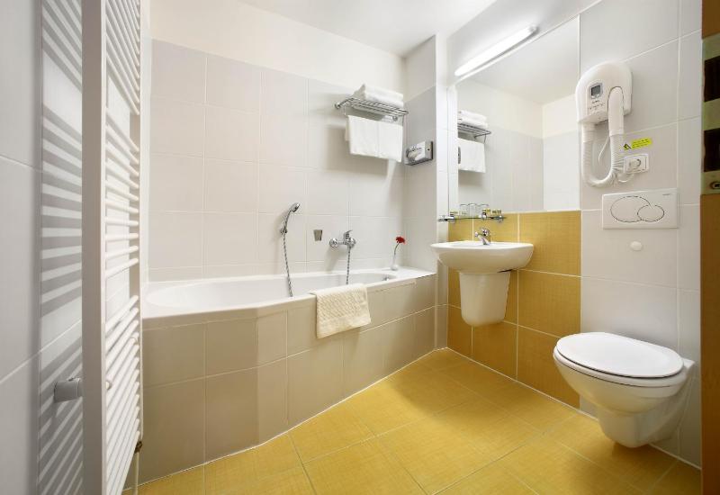Triple Room with City View image 4
