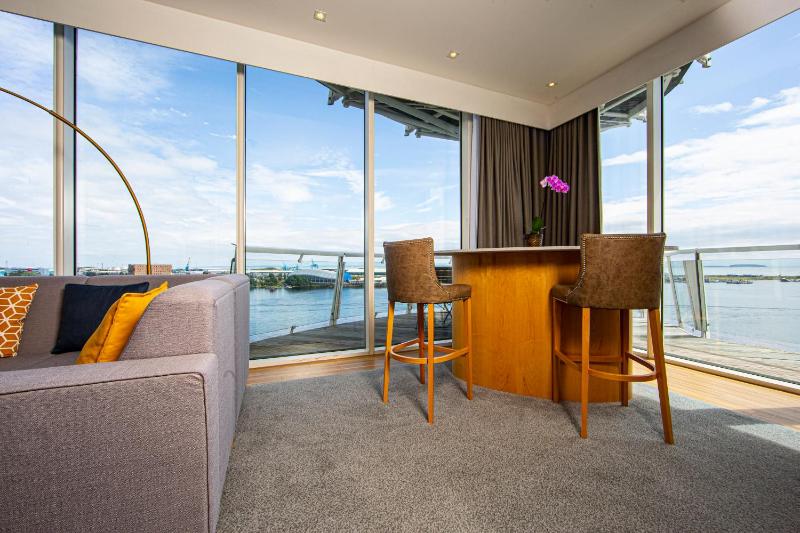 One-Bedroom King Suite with Harbour View image 4