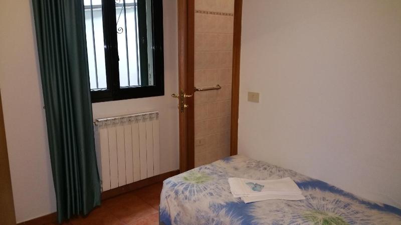 Single Room image 4