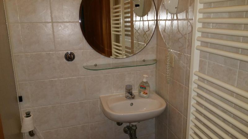 Single Room image 3
