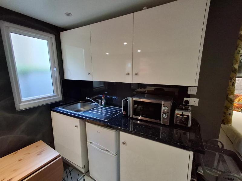 One-Bedroom Apartment image 2