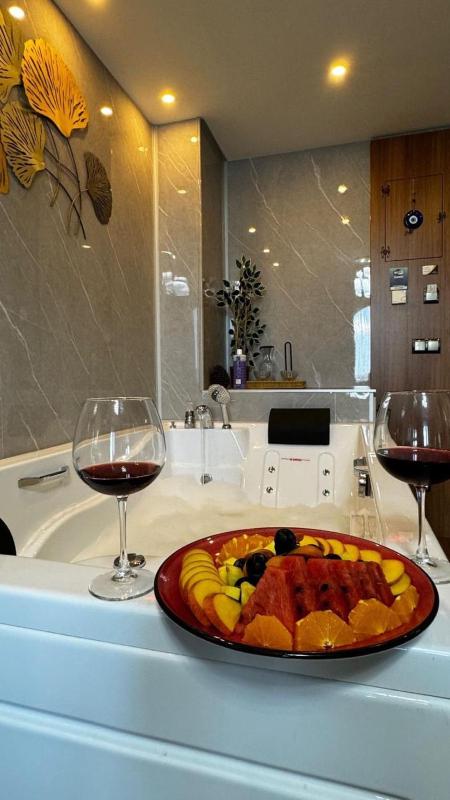 Queen Room with Spa Bath image 1