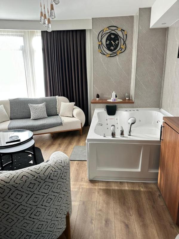 Queen Room with Spa Bath image 2