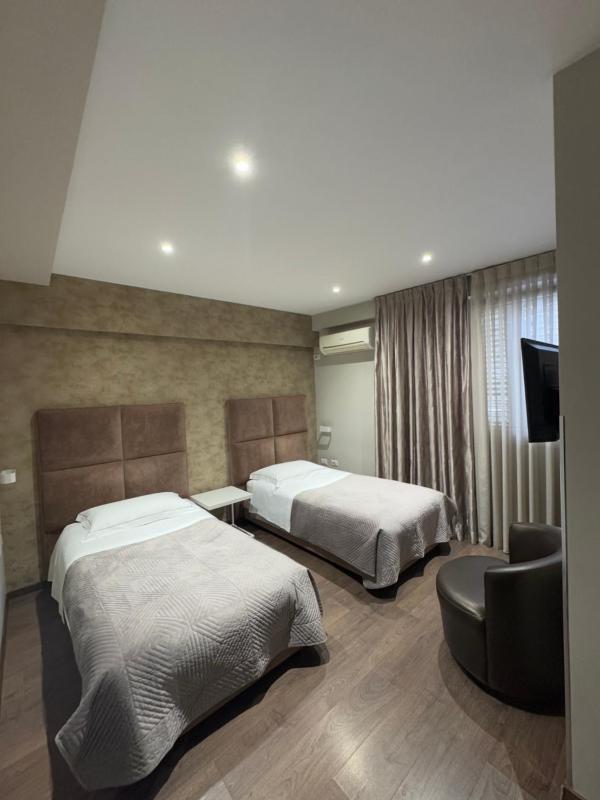 Twin Room image 4