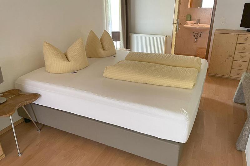 Classic Double Room image 4