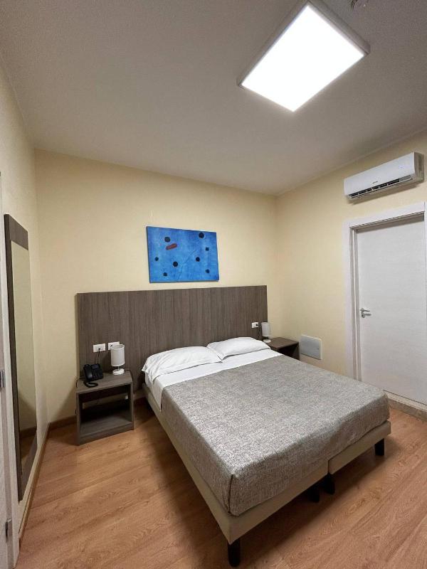 Double Room image 4