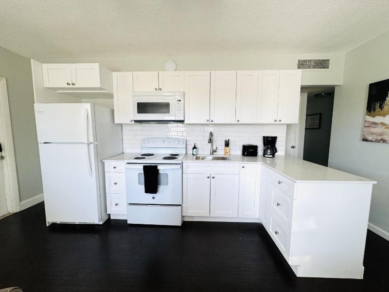 Bayview Regency Apartments By Lowkl - image 31