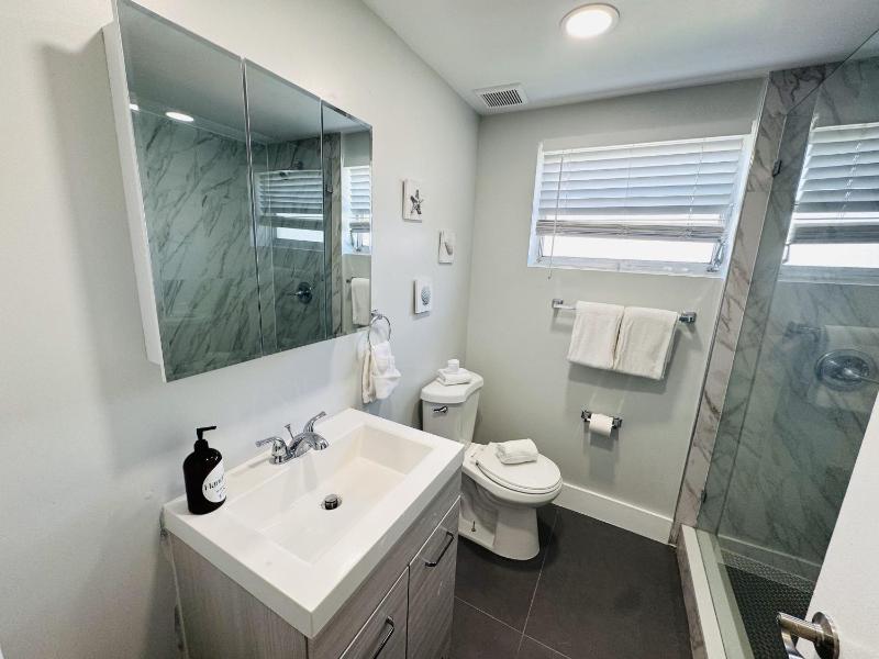Bayview Regency Apartments By Lowkl - image 24