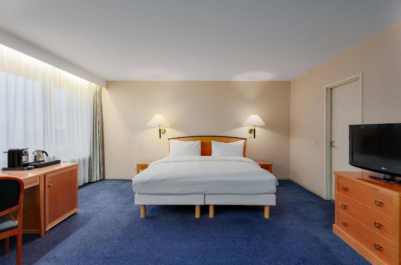 Two-Bedroom Suite with River and Old Town View image 1