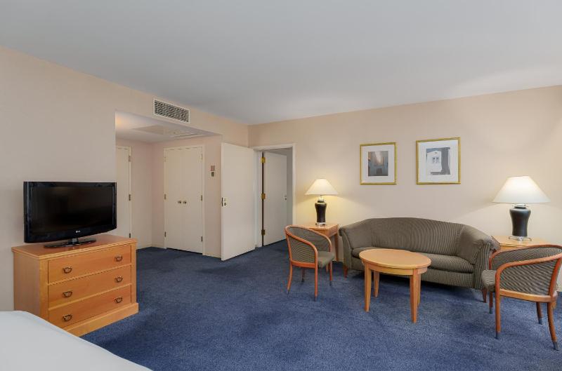 Two-Bedroom Suite with River and Old Town View image 4
