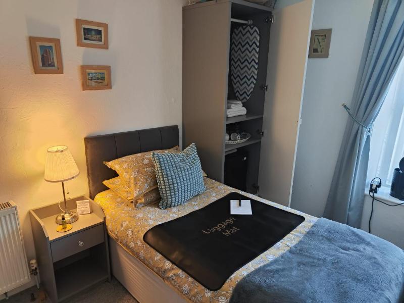 Standard Single Room image 2