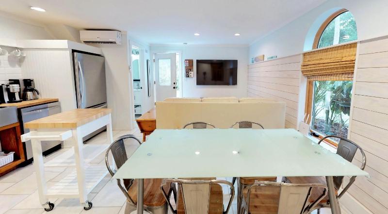 Romantic Secret Garden - Marble Floors & Bath DT Just 2 Blocks Beach Only 3 Miles - image 21