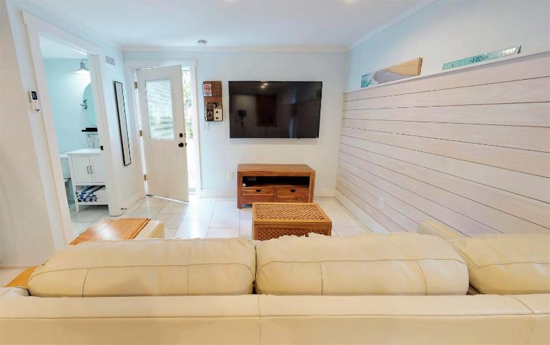 Romantic Secret Garden - Marble Floors & Bath DT Just 2 Blocks Beach Only 3 Miles - image 24