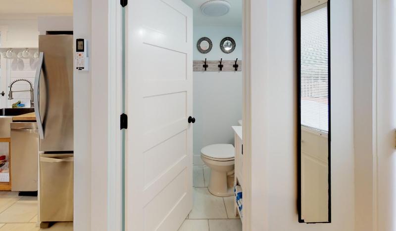 Romantic Secret Garden - Marble Floors & Bath DT Just 2 Blocks Beach Only 3 Miles - image 34