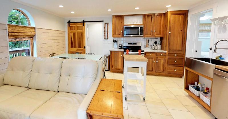 Romantic Secret Garden - Marble Floors & Bath DT Just 2 Blocks Beach Only 3 Miles - image 26