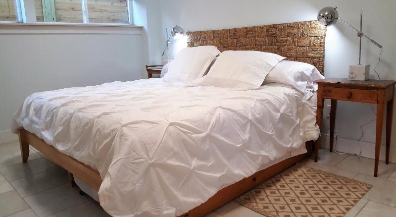Romantic Secret Garden - Marble Floors & Bath DT Just 2 Blocks Beach Only 3 Miles - image 8