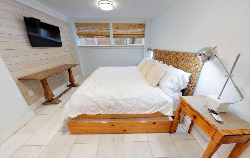 Romantic Secret Garden - Marble Floors & Bath DT Just 2 Blocks Beach Only 3 Miles - image 30