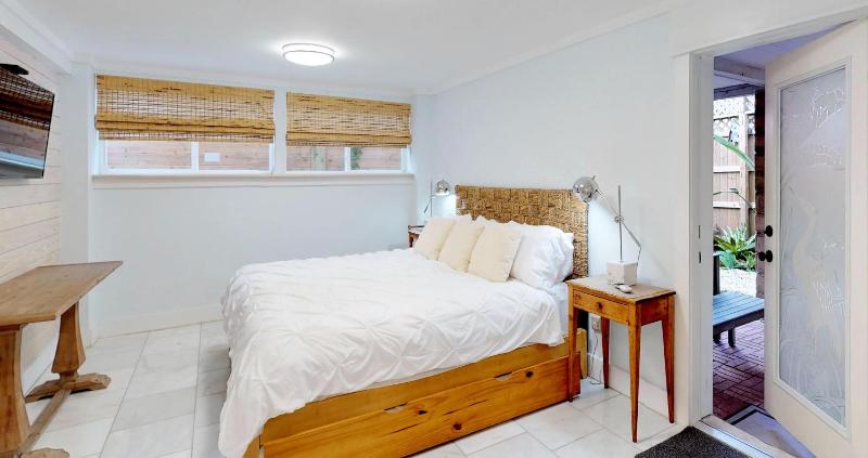 Romantic Secret Garden - Marble Floors & Bath DT Just 2 Blocks Beach Only 3 Miles - image 36